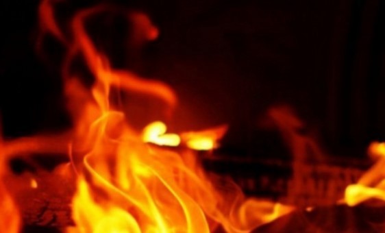 बरसाती पानी निकासी के लिए लाए गए पाइपों में लगी भीषण आग, कड़ी मशक्कत के बाद पाया आग पर काबू