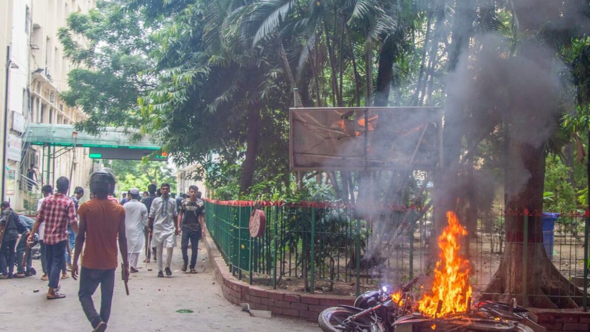 बांग्लादेश में हिंसा के बाद भारत पर गहराया संकट, हाई अलर्ट के बीच ट्रेन-हवाई सेवाएं सस्पेंड