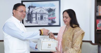 मुख्यमंत्री धामी ने प्रसिद्ध अभिनेत्री एवं लोकसभा सांसद हेमा मालिनी से की शिष्टाचार भेंट