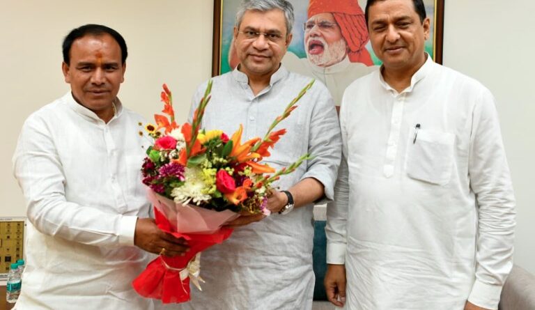 केन्द्रीय रेल मंत्री से मिले कैबिनेट मंत्री डाॅ. धन सिंह और सांसद अनिल बलूनी