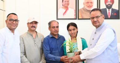 कैबिनेट मंत्री गणेश जोशी ने हाईस्कूल परीक्षा में 15वीं रैंक हासिल करने पर साक्षी को किया सम्मानित