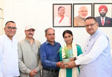 कैबिनेट मंत्री गणेश जोशी ने हाईस्कूल परीक्षा में 15वीं रैंक हासिल करने पर साक्षी को किया सम्मानित