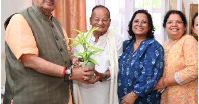 मंत्री गणेश जोशी ने रिटायर्ड हवलदार उदय सिंह थापा को दी 100वें जन्मदिवस की शुभकामनाएं