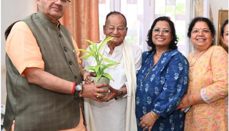 मंत्री गणेश जोशी ने रिटायर्ड हवलदार उदय सिंह थापा को दी 100वें जन्मदिवस की शुभकामनाएं