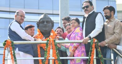 कैबिनेट मंत्री गणेश जोशी ने हेमवती नंदन बहुगुणा की प्रतिमा पर माल्यार्पण कर दी उन्हें श्रद्धांजलि 