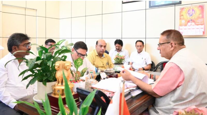 कैबिनेट मंत्री गणेश जोशी ने सिंचाई विभाग के अधिकारियों के साथ की बैठक