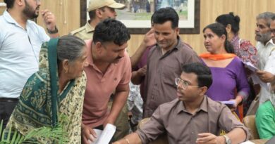 जनता दरबार में उमड़ी फरियादियों की भीड़, 201 शिकायतों पर प्रशासन ने की त्वरित सुनवाई