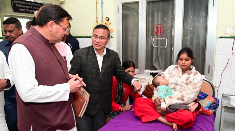 मुख्यमंत्री धामी ने जिला चिकित्सालय पिथौरागढ़ का किया औचक निरीक्षण