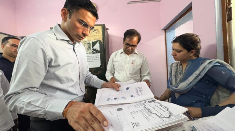 सब-रजिस्ट्रार कार्यालय में डीएम का औचक निरीक्षण, स्टांप चोरी और अवैध रजिस्ट्रियों का हुआ खुलासा