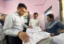 सब रजिस्टार कार्यालय विकासनगर में डीएम का औचक निरीक्षण, पुराने विलेख पत्र जब्त