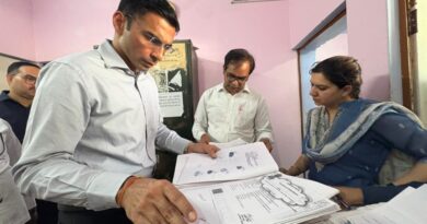 सब रजिस्टार कार्यालय विकासनगर में डीएम का औचक निरीक्षण, पुराने विलेख पत्र जब्त