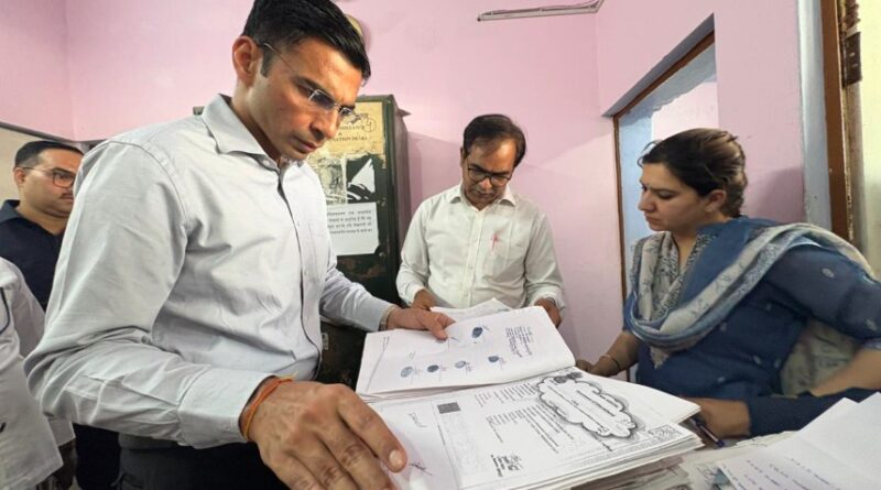 सब रजिस्टार कार्यालय विकासनगर में डीएम का औचक निरीक्षण, पुराने विलेख पत्र जब्त