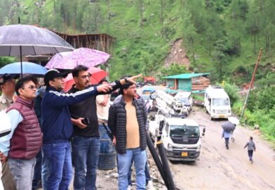 डीएम प्रशांत आर्य ने स्यानाचट्टी के भूस्खलन प्रभावित क्षेत्र का किया स्थलीय निरीक्षण