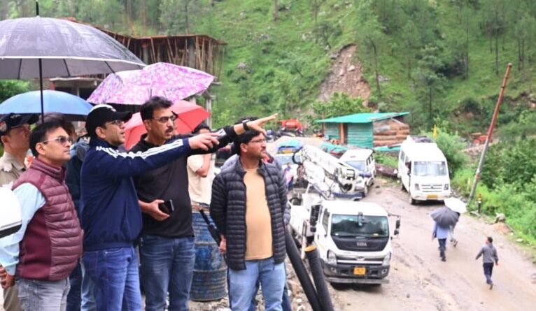 डीएम प्रशांत आर्य ने स्यानाचट्टी के भूस्खलन प्रभावित क्षेत्र का किया स्थलीय निरीक्षण